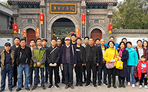 先進工作者康百（bǎi）萬莊園遊（yóu）玩