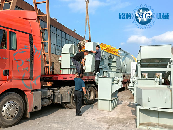 南京鱷魚集團幹粉砂漿生(shēng)產線裝車中 南京鱷魚集團幹(gàn)粉砂漿生產線裝車中