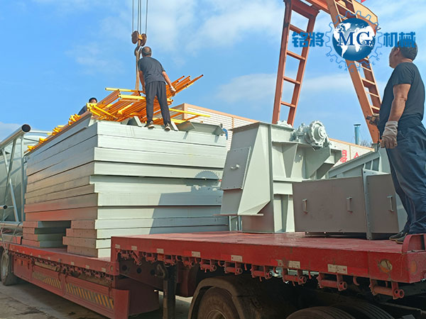 南京鱷魚集團幹粉(fěn)砂漿生產線裝車中 南京鱷魚集團幹粉砂漿生產線(xiàn)裝車中