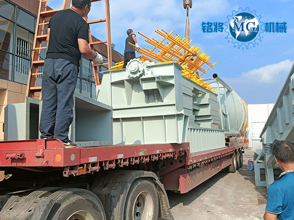 南京鱷(è)魚(yú)集團幹粉砂漿生產線裝車中 南京鱷魚集團幹粉砂漿生產線裝車中